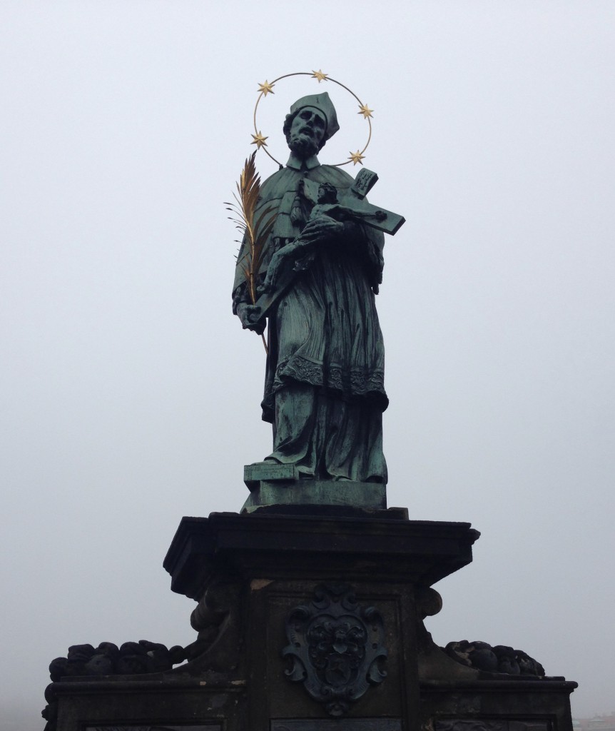 Het standbeeld van Jan van Nepomuk op de Karelsbrug in Praag