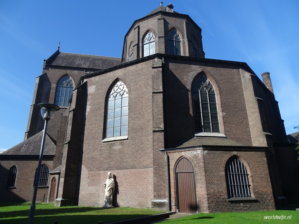 De achterkant van de Lambertuskerk