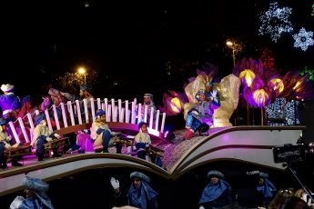 Los Reyes Magos - de optocht van de drie koningen in Barcelona. Dit is een van de vele tradities met kerstmis in Spanje.