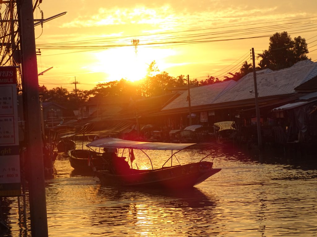 amphawa floating market