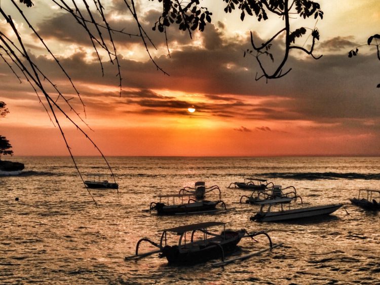 zonsondergang mushroom bay Nusa Lembongan