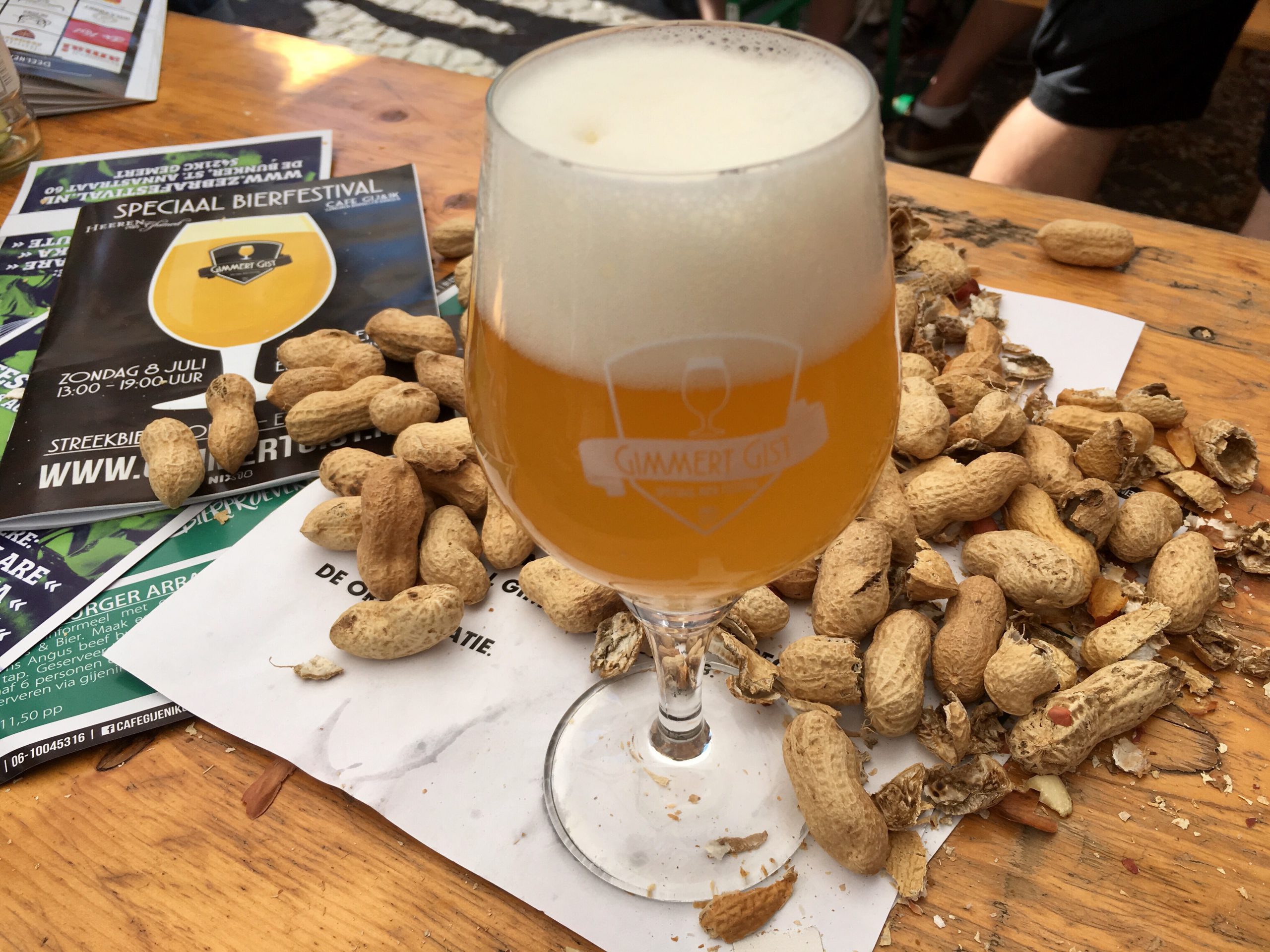 Bier proven op bierfestival Gimmert Gist in Gemert.