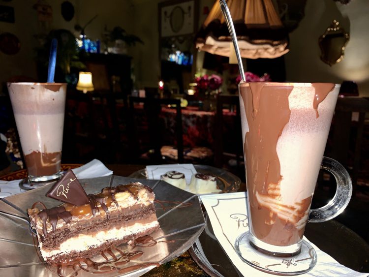 Warme chocolademelk bij Chocolaterie Pierre in Tallinn