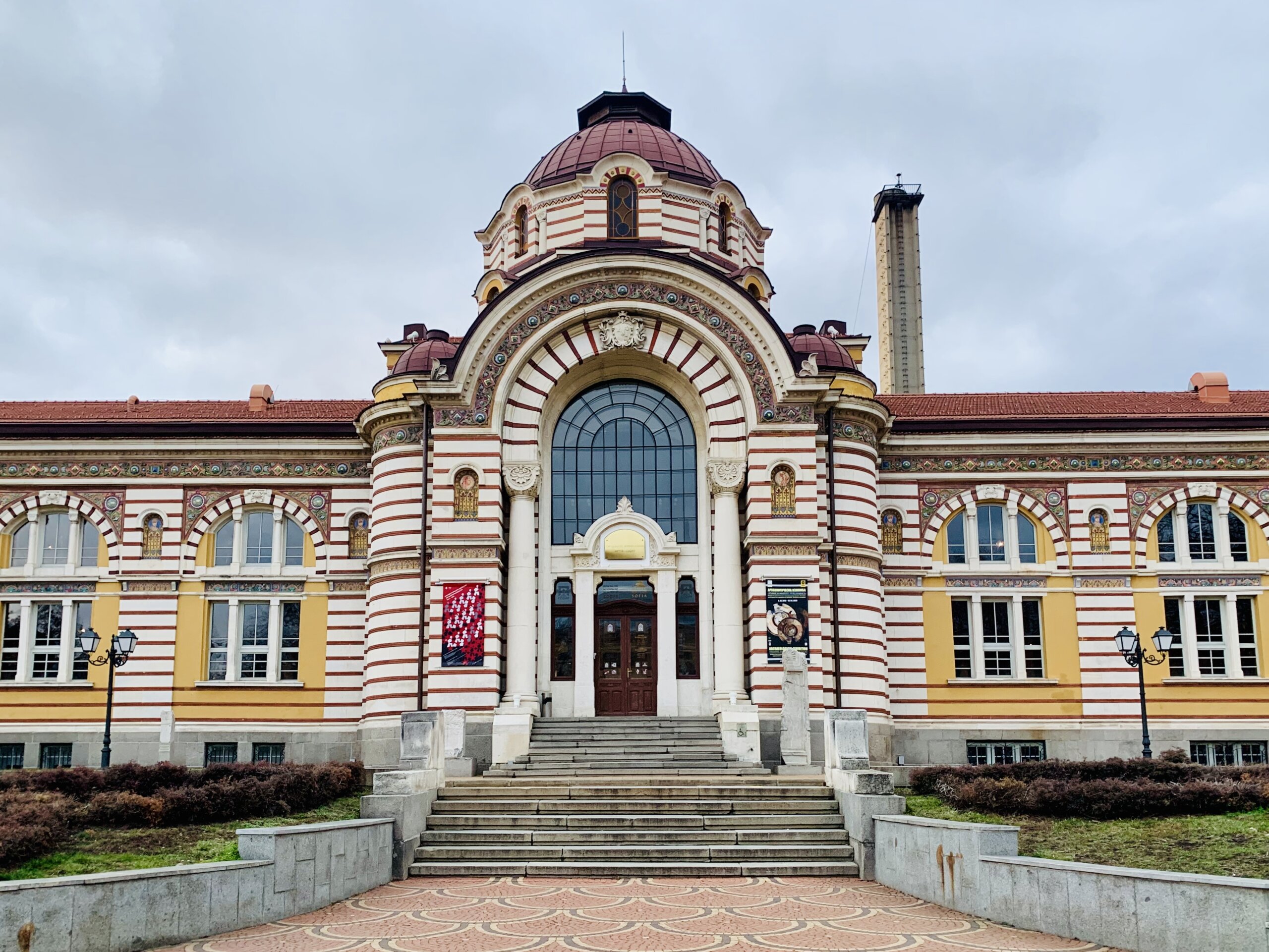 Het Centrale Badhuis is een van de bezienswaardigheden in Sofia.