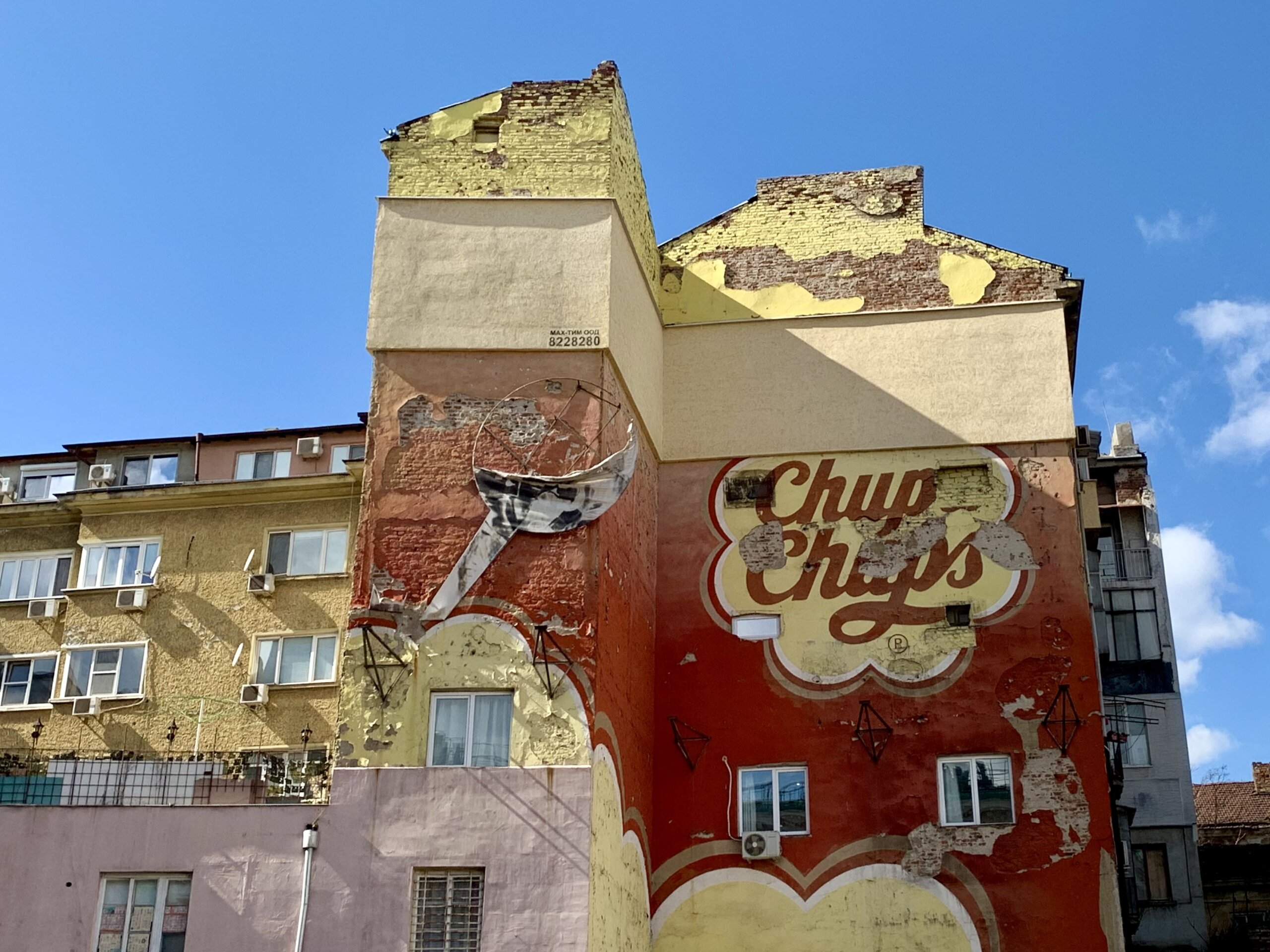 Street art Sofia: Chupa Chips logo door Salvador Dali.