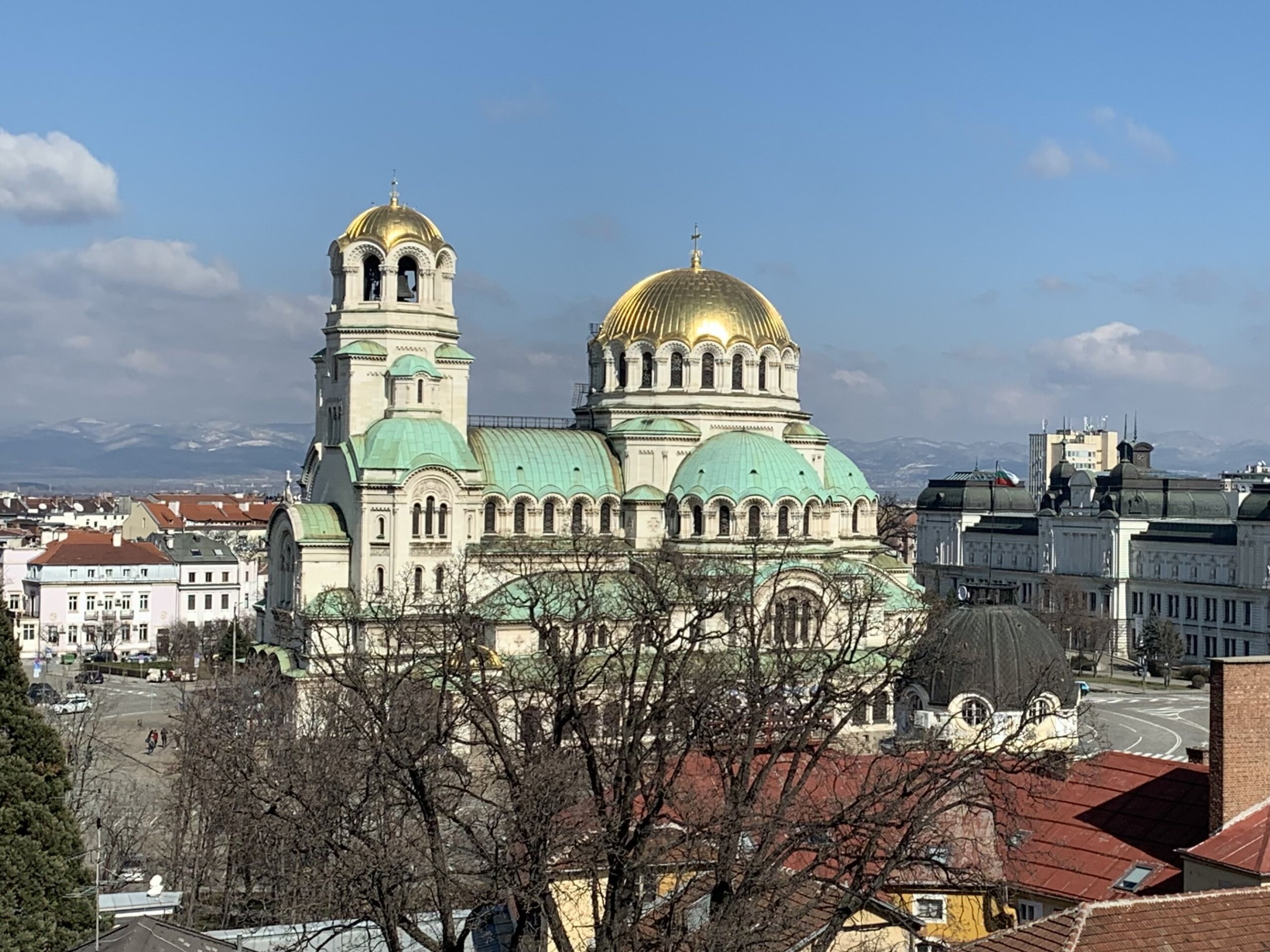 Uitzicht vanaf rooftopbar Sense in Sofia, Bulgarije.