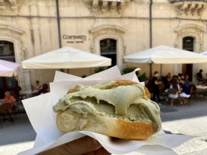 Brioche con gelato Sicilië