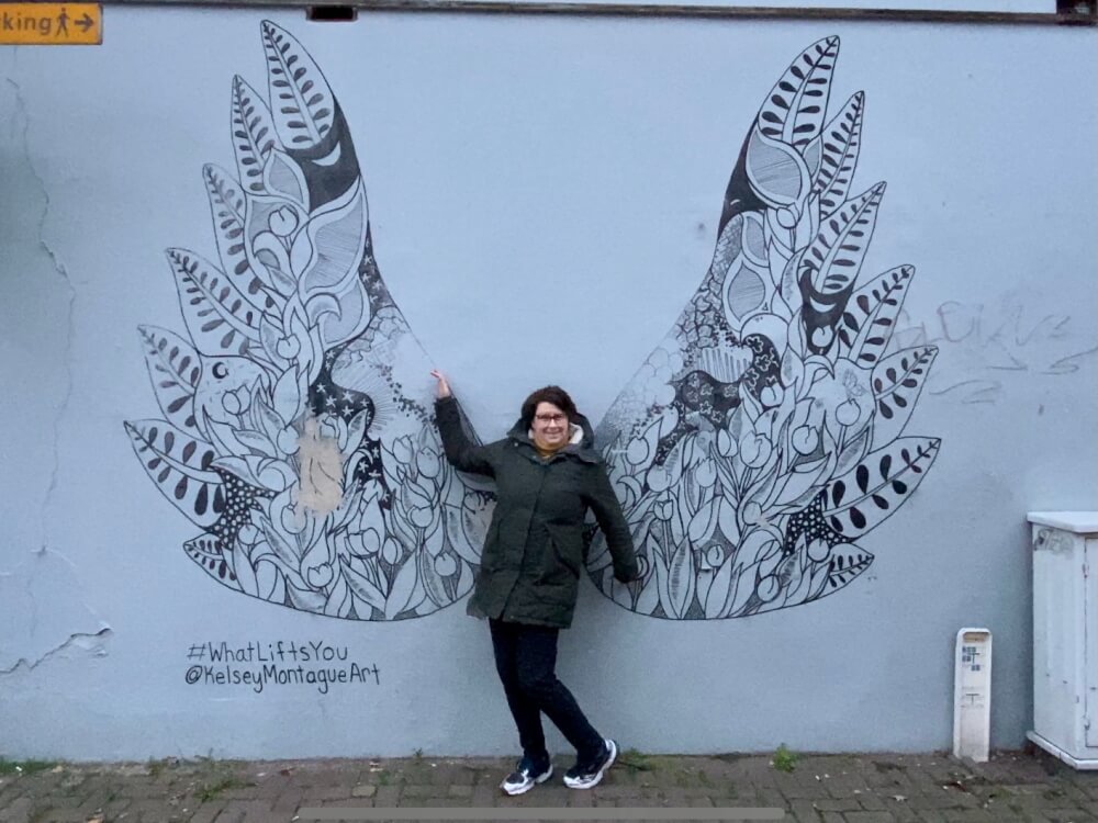 What lifts you? street art vleugels