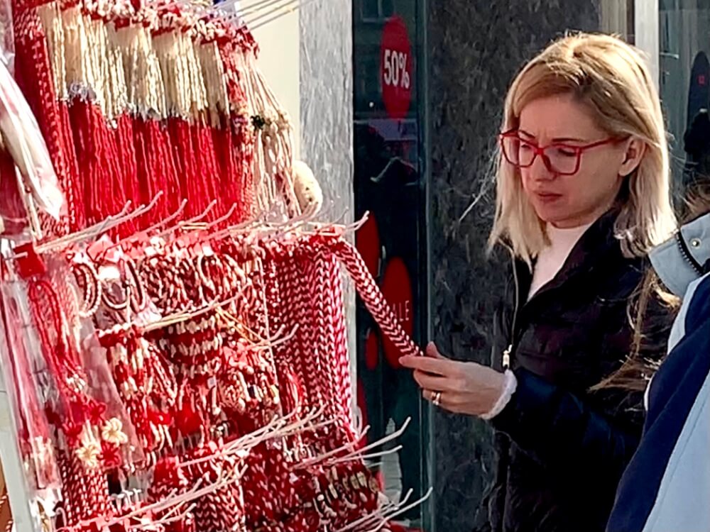 Martenitsa kopen in Sofia, Bulgarije. Een jaarlijkse traditie.