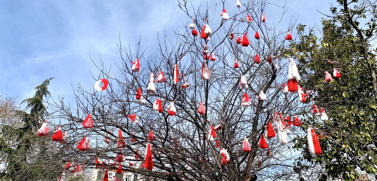 Baba Marta (oma Maart) is een traditionele feestdag in Bulgarije.