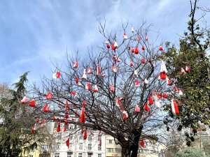 Baba Marta (oma Maart) is een traditionele feestdag in Bulgarije.