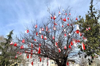 Baba Marta (oma Maart) is een traditionele feestdag in Bulgarije.