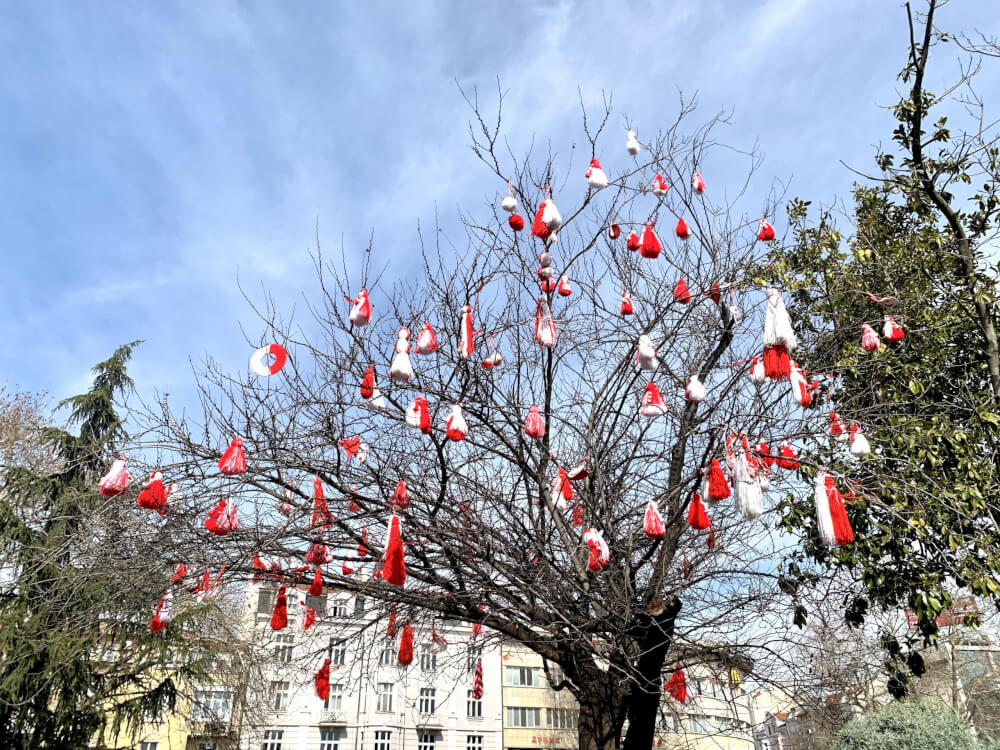 Baba Marta (oma Maart) is een traditionele feestdag in Bulgarije.