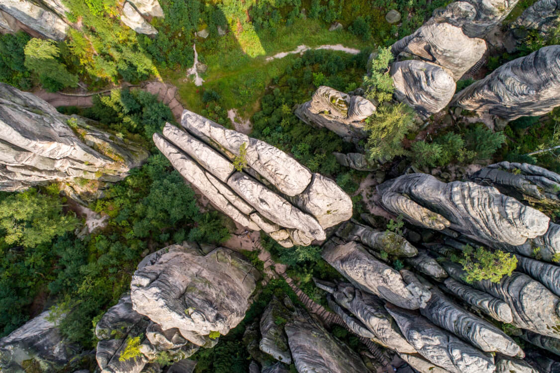 Een van de mooiste beelden van ‘Wie is de Mol?’ waren de in mist gehulde Prachov rotsen die zich bevinden in het UNESCO geopark Boheems Paradijs.