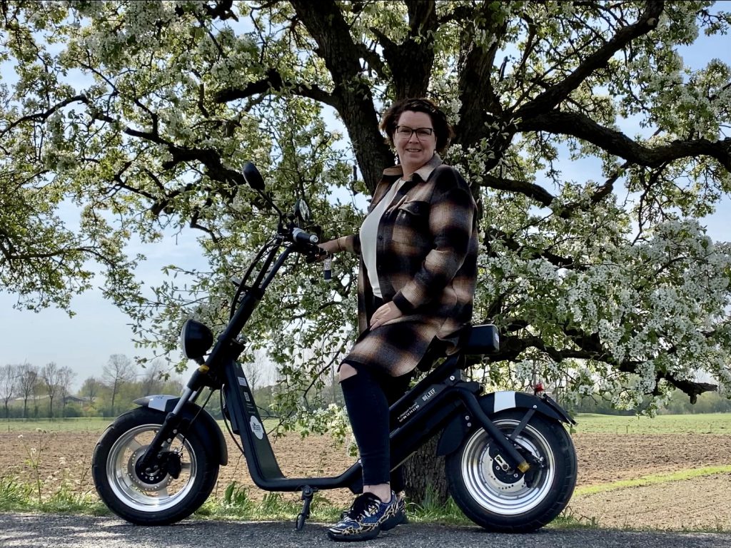 Huur een e-chopper in de Betuwe en rij ermee langs de prachtig bloeiende fruitbomen