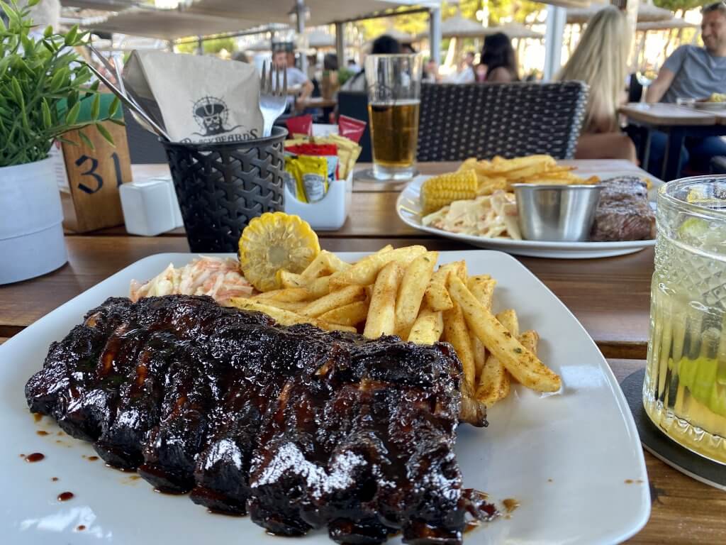 De lekkerste spareribs van Mallorca eet je bij Blackbeard's in Magaluf.