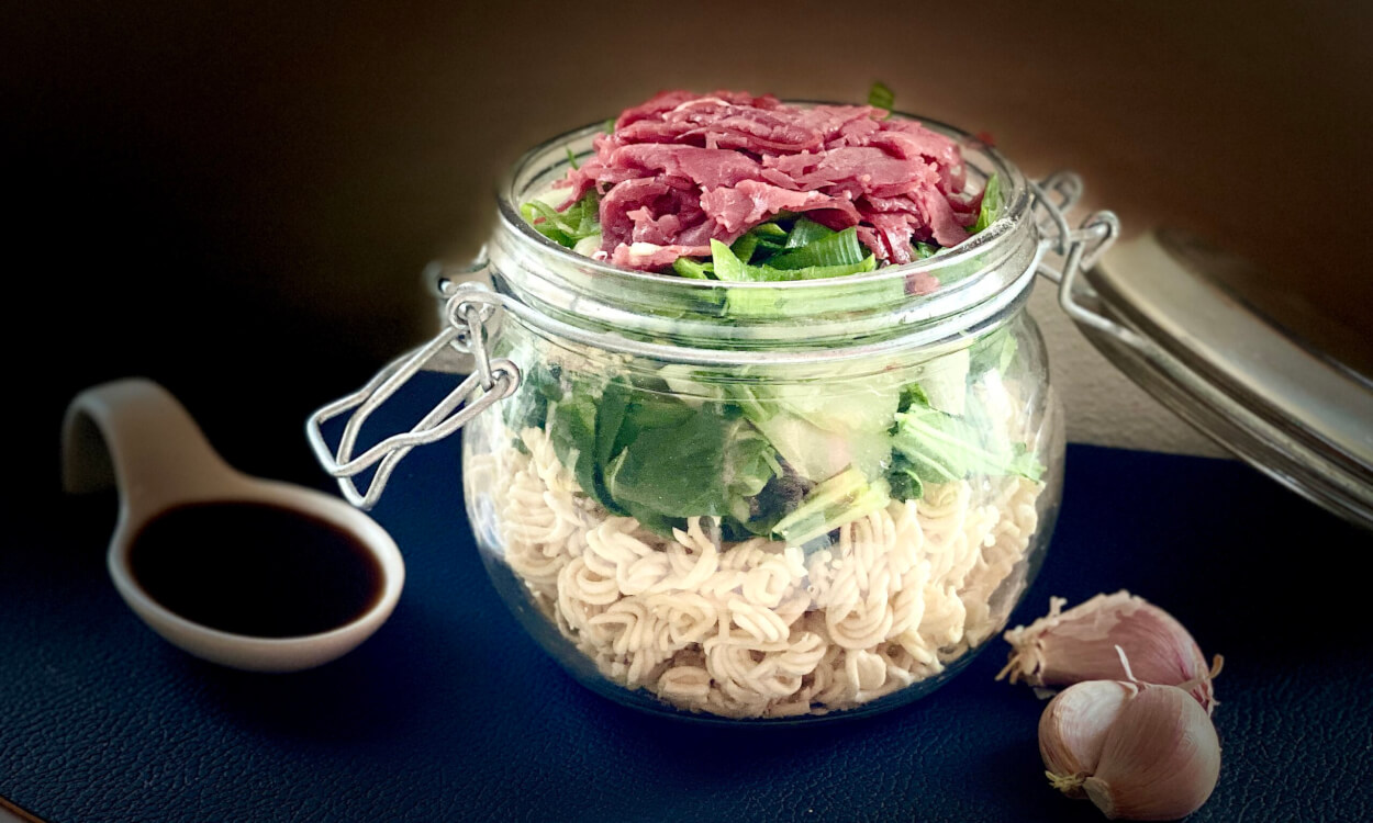Recept voor een heerlijke Aziatische noedelsoep die makkelijk mee te nemen is voor onderweg.