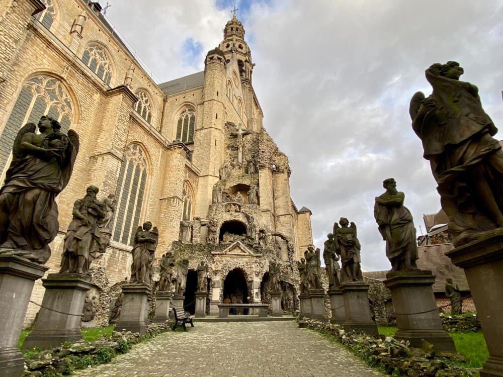 Bijzondere calvarietuin bij de Sint Pauluskerk