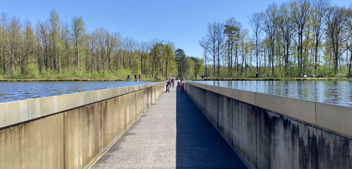 Fietsen door het water in Bokrijk, België