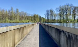 Fietsen door het water in Bokrijk, België