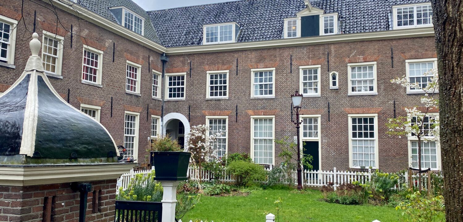 Een wandeling langs de mooiste hofjes in de Jordaan, Amsterdam