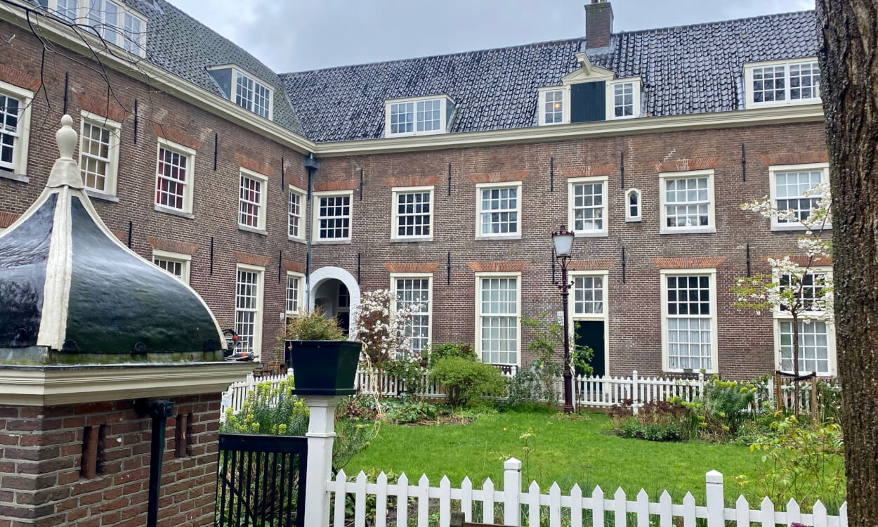 Een wandeling langs de mooiste hofjes in de Jordaan, Amsterdam