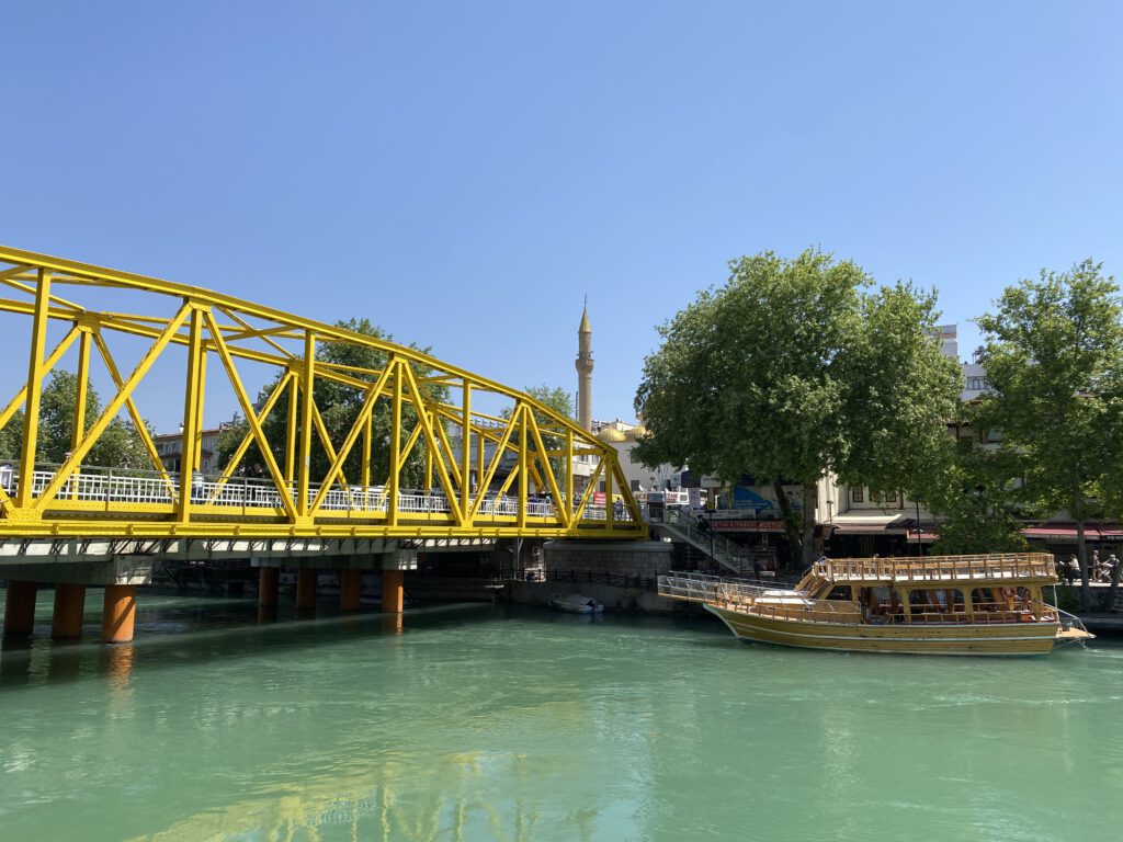 De gele brug in het centrum van Manavgat is het startpunt voor de riviercruise naar de watervallen.
