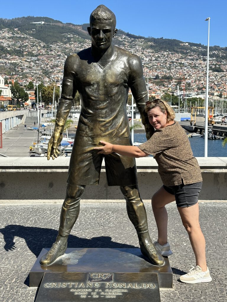 Standbeeld van Christiano Ronaldo in Funchal op Madeira voor het CR7 museum en hotel.