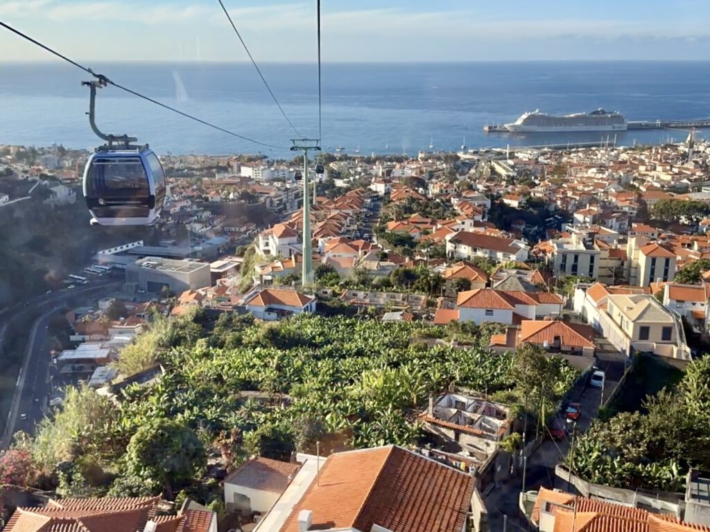 Kabelbaan Funchal met uitzicht op de stad en de Atlantische Oceaan
