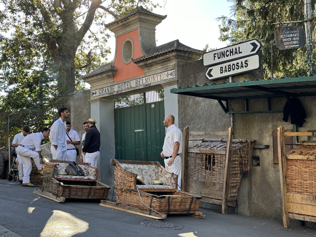 Een ritje met de carreiros do Monte mag je niet missen als je in Funchal op Madeira bent.