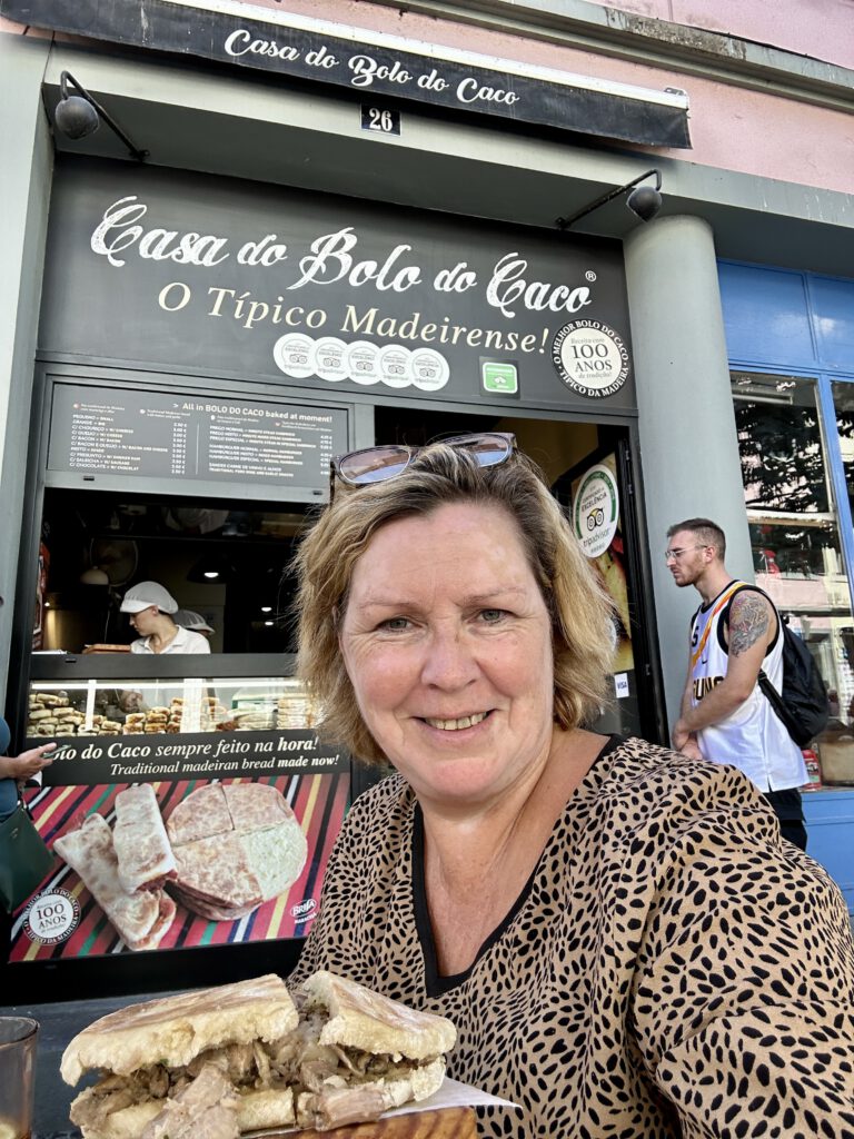 Bolo de caco is een traditioneel gerecht op Madeira. Een broodje gemaakt van zoeten aardappel met de lekkerste vullingen.