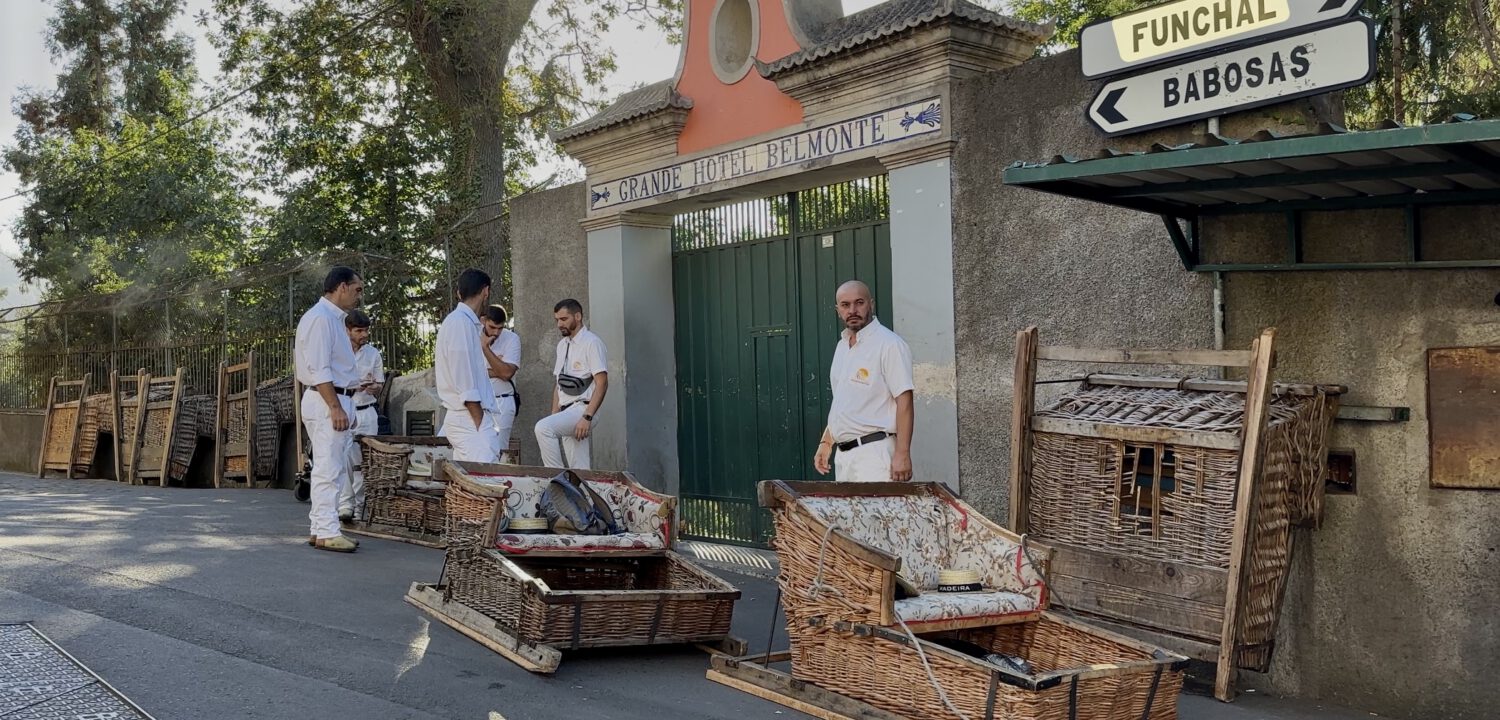 Een must-do in Funchal: een ritje met een rieten slee (toboggan).