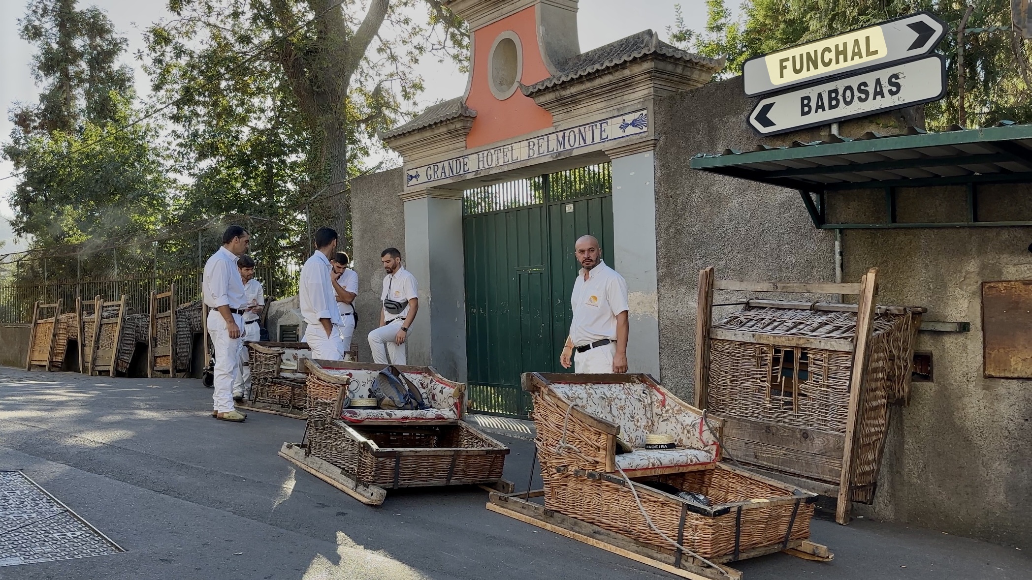 Een must-do in Funchal: een ritje met een rieten slee (toboggan).