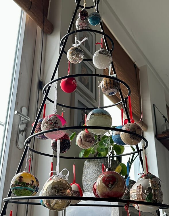 De leukste souvenirs voor thuis: kerstballen van over de hele wereld.