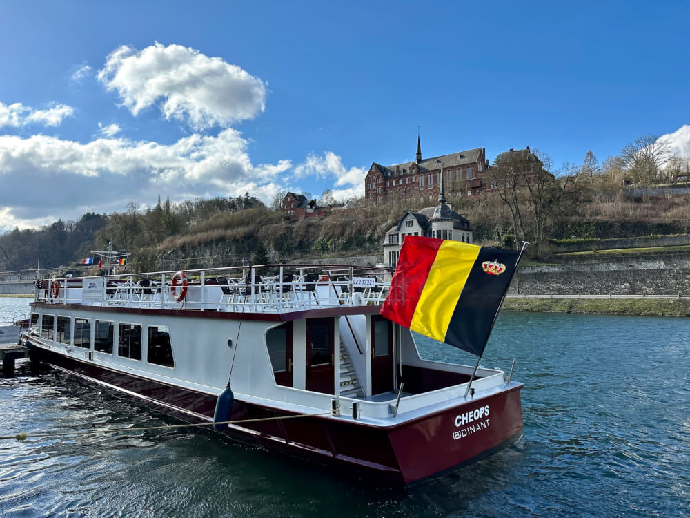 Doen als je in Dinant bent: een boottocht op de Maas