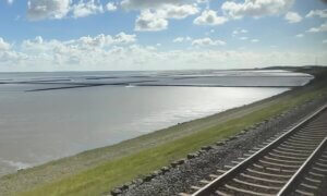 Een van de mooiste treinreizen in Duitsland: dwars door de Waddenzee van het vasteland naar het Waddeneiland Sylt.