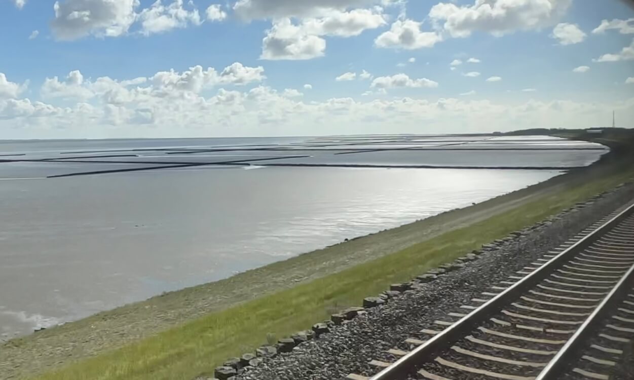Een van de mooiste treinreizen in Duitsland: dwars door de Waddenzee van het vasteland naar het Waddeneiland Sylt.