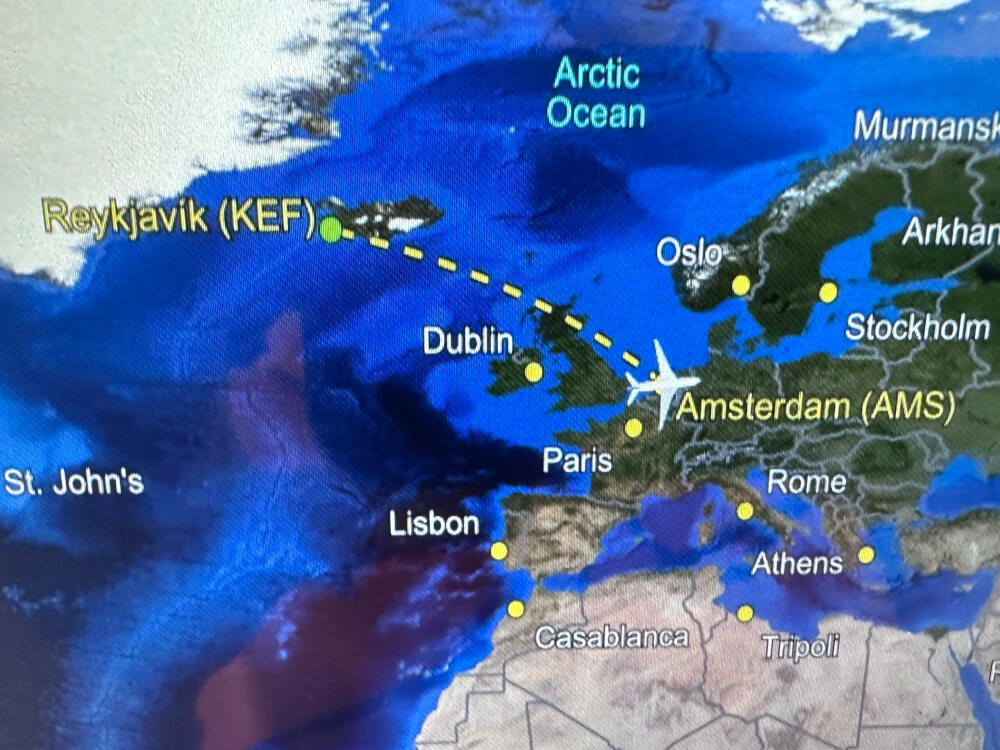 Met Icelandair van Amsterdam naar Keflavik.