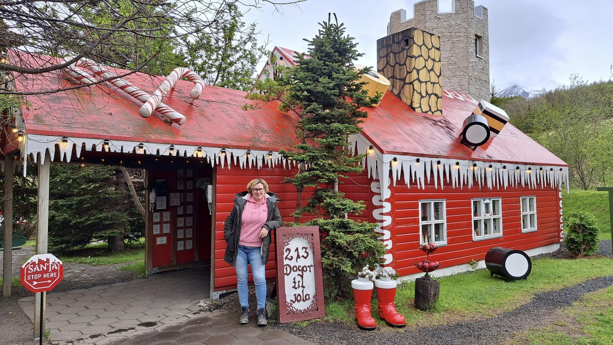 Vlakbij Akureyri in het noorden van IJsland staat het Christmas House.