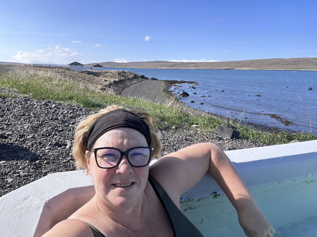 Een van mijn favoriete dingen om te doen in IJsland: badderen in een hottub of hotspring.