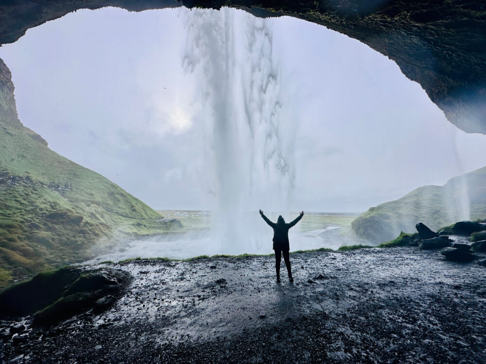 De Seljalandsfoss in IJsland is een waterval waar je achter door kunt lopen.