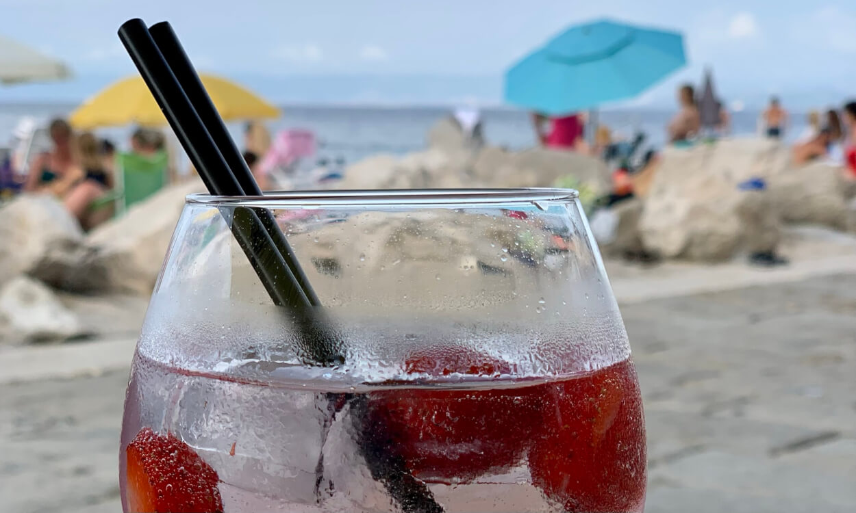 Tips om minder alcohol te drinken op vakantie.