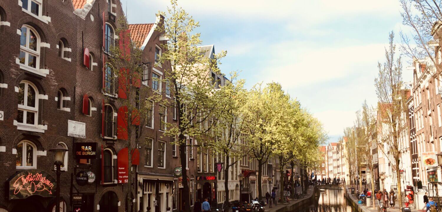 Doen in Amsterdam: een canal cruise door de grachten.