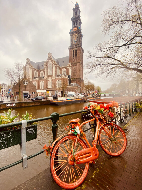 Zeker doen als je in Amsterdam bent: een rondvaart door de grachten.