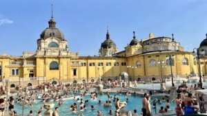 Kuurbaden, kuuroorden, kuren in thermaalbaden: een traditie in Hongarije.