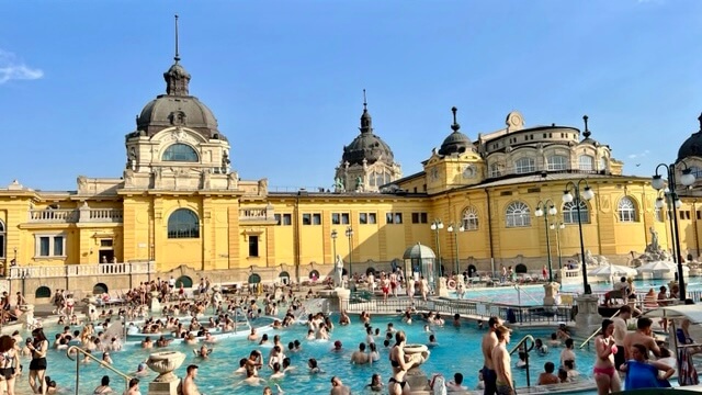 Kuurbaden, kuuroorden, kuren in thermaalbaden: een traditie in Hongarije.