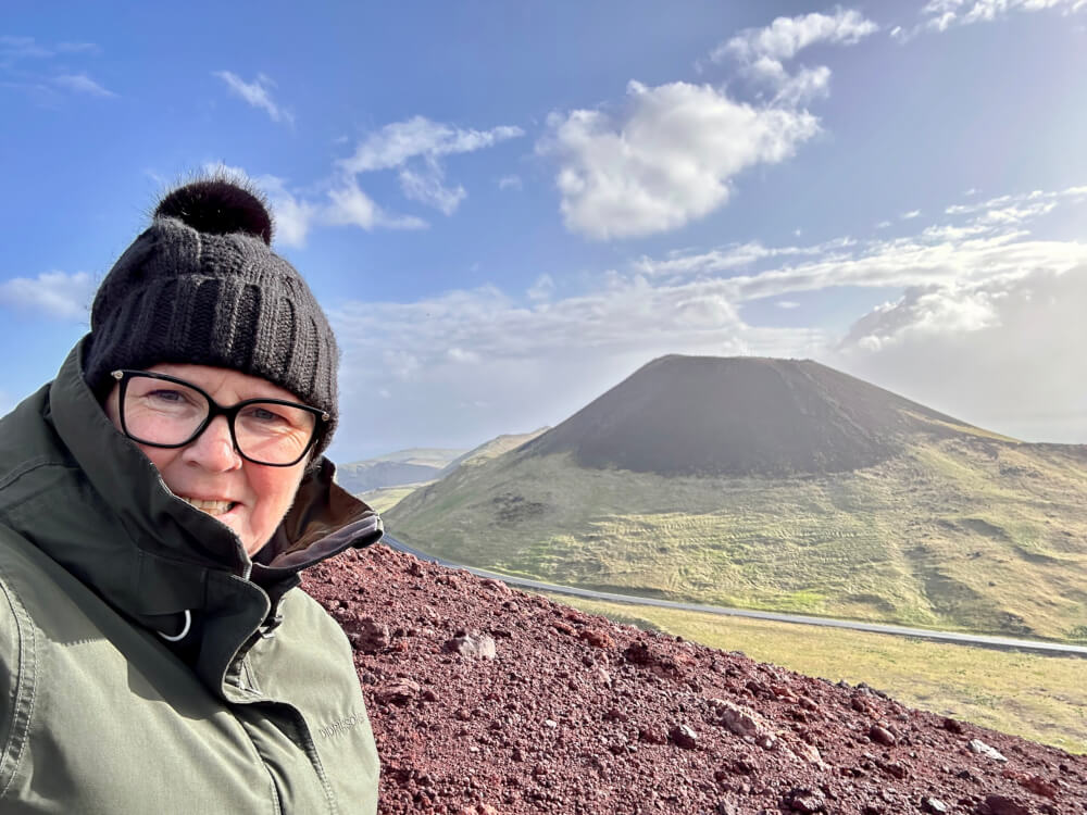 Doen op de Westmaneilanden: Mount Eldfell beklimmen.