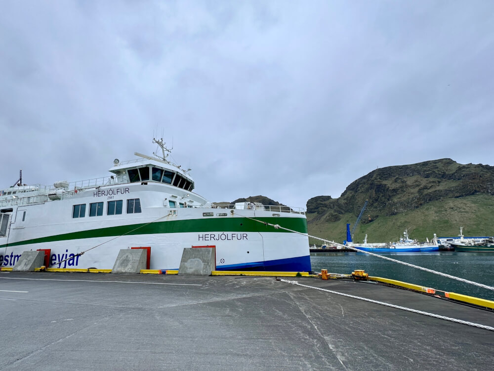 Met de veerboot van Landeyahofn naar Vestmannaeyjar.