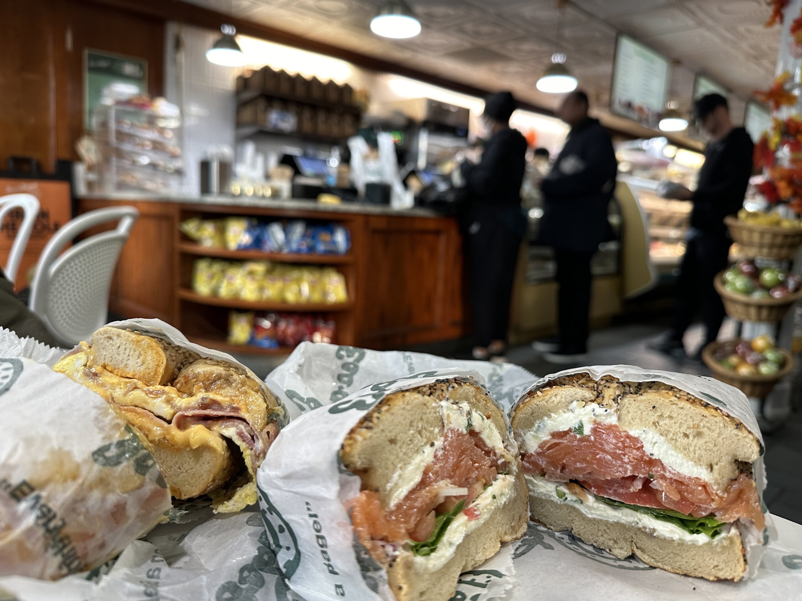 De beste bagel in New York eet je bij Ess-a-bagel.