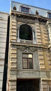 Een spookhuis in Tbilisi.